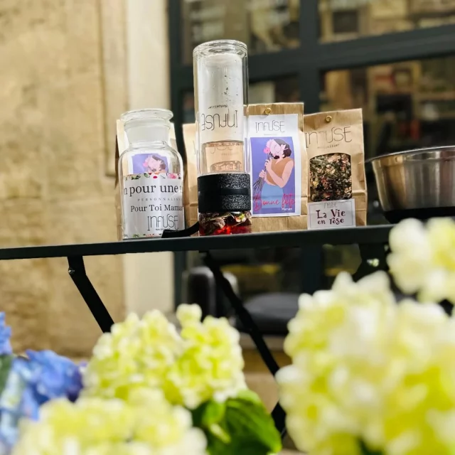 🤍 Dimanche 25 mai, c’est la fête des mères 🤍
Et si cette année, tu lui offrais un cadeau vraiment unique ?

Découvre en boutique notre tisane « Bonne fête Maman », spécialement créée pour l’occasion, aux délicates notes citronnées et florales 🌸🍋

Envie d’encore plus de personnalisation ?
👉 Opte pour notre bon cadeau pour une tisane sur mesure : elle pourra composer son propre mélange selon ses goûts, et repartir avec un joli pot en verre.

✨La tisane et le bon sont disponibles à l’herboristerie ou peuvent être envoyés directement chez elle !

💕Une attention douce, naturelle et pleine d’amour — comme elle.

📍 Rendez-vous chez Infuse pour lui offrir ce cadeau exceptionnel.

#FêteDesMères #CadeauBienÊtre #CadeauPersonnalisé 
@infusemontpellier @vivez_montpellier  @quartier_aiguillerie